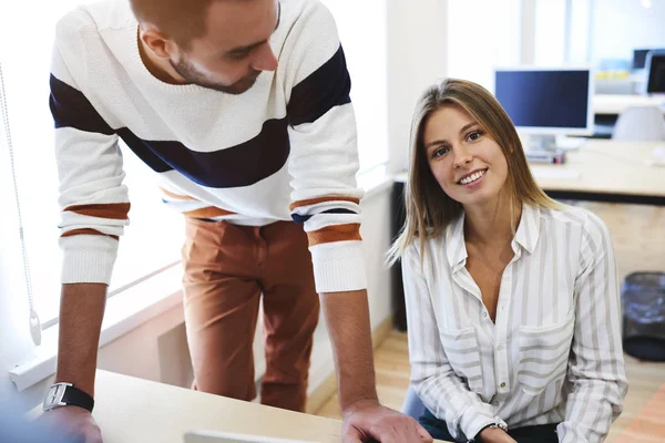 Freelancerów, korzystanie z Internetu w biurze — Zdjęcie stockowe