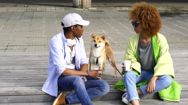 Pareja joven de piel oscura mejores amigos recreación en la ciudad al aire libre — Vídeo de stock