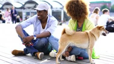 İki boş vakit birlikte bahar güneşli bir günde arkadaşlarım