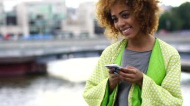 Cep telefonu üzerinde arkadaşlarınızla sohbet genç afro Amerikan hispter kız