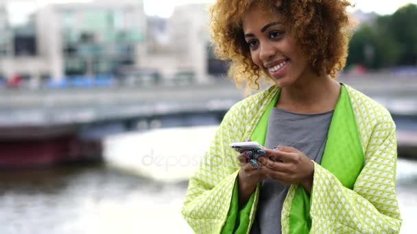 Jeune afro américaine hispter fille bavarder avec des amis sur téléphone mobile — Video