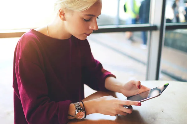 Kvinnlig hipster SMS meddelanden — Stockfoto