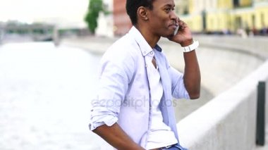 Afro Amerikan hipster adam için cep telefonu ile arkadaş arıyorum