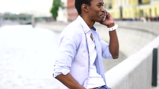 Afro american hipster facet dzwoni do znajomych za pomocą telefonu komórkowego — Wideo stockowe