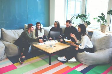 Öğrenciler ders üzerinde birlikte çalışma 