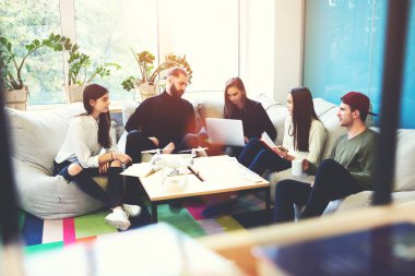 Öğrenciler ders üzerinde birlikte çalışma 