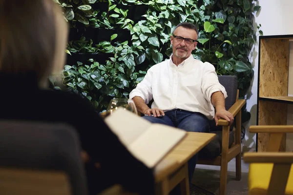 Colleagues having business conversation — Stock Photo, Image