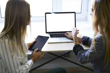 Kodunu yazarak programcılar 