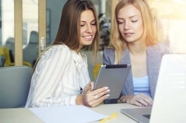 Kadın tasarımcılar proje tartışıyor 