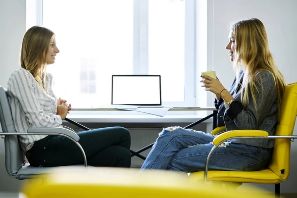 Responsabile reclutatore femminile facendo intervista — Foto Stock