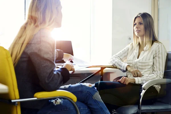 Gerente de reclutamiento femenino haciendo entrevista — Foto de Stock