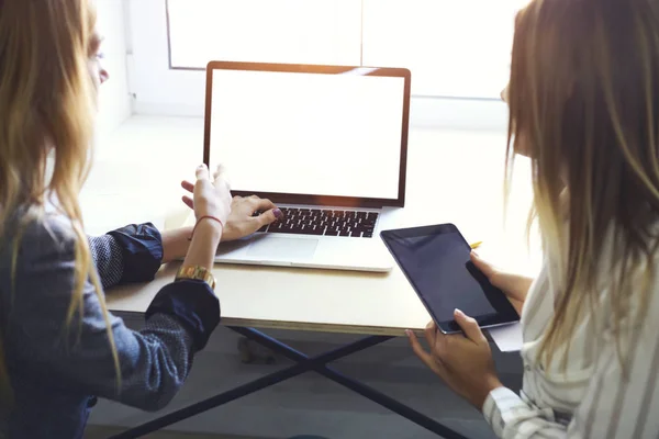 Programadores escribiendo código —  Fotos de Stock