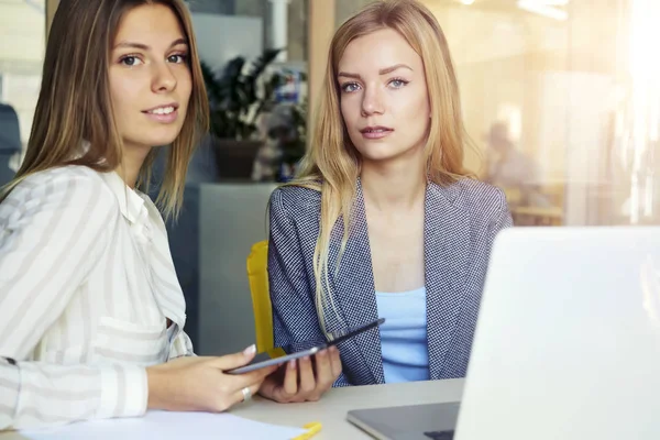 Female designers discussing project — Stock Photo, Image