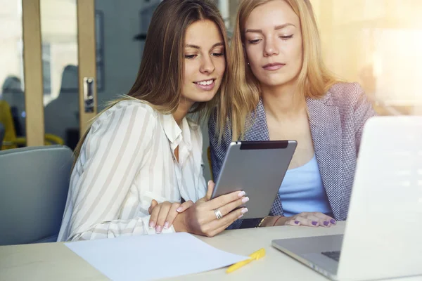 Donne designer discutono progetto — Foto Stock