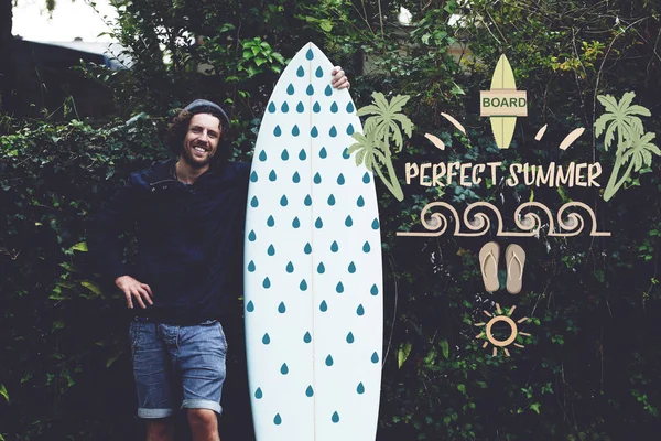 Man with beard holding surfboard — Stock Photo, Image