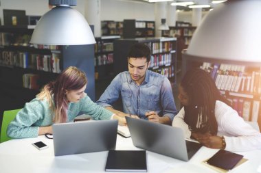 Office coworking çalışırken projenin strateji tartışmaya tasarımcıları grup