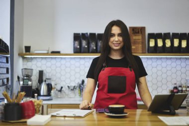 Heyecan verici duygu garson büyüleyici zevk çalışma günü kafede araçları kullanma