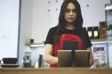 Gelirleri Finans bilgilerini kontrol etmek için uygulama kullanarak büyüleyici ciddi garson