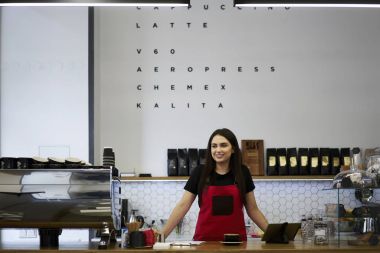 Kafede ekipman ile çalışma süreci zevk çekici kadın barista
