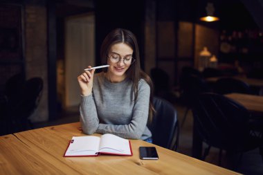 Kalem ve Organizatör planları hakkında üzerinde yarın düşünme ile akıllı kız öğrenci