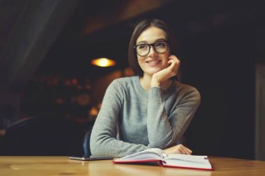 Düşünceli neşeli erkek yeni fikirler ilginç blog için hazırlanıyor