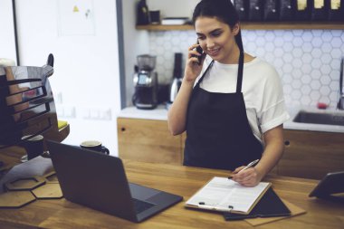 Barista ayakta, gülümseyen bar ve kafeterya için yemek siparişi web danışmanı ile konuşmaya