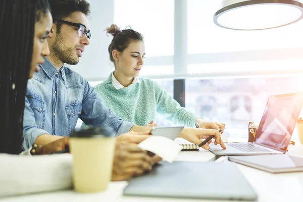 Internationals studenten maken presentatie voor huiswerk taak — Stockfoto