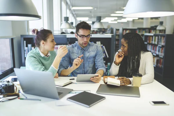 Coworkers discutendo progetto di avvio, mentre il controllo delle informazioni utilizzando moderni dispositivi digitali e connessione wireless — Foto Stock