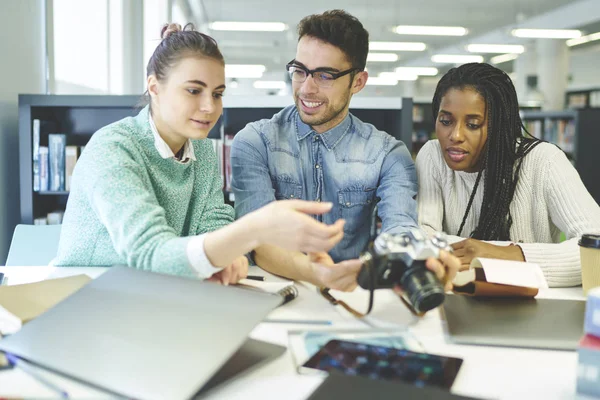 Besetning av mannlige og kvinnelige studenter som samarbeider om å skape kursarbeid – stockfoto