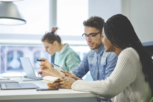 Mannelijke en vrouwelijke internationale studenten voorbereiden op onderzoek samen — Stockfoto