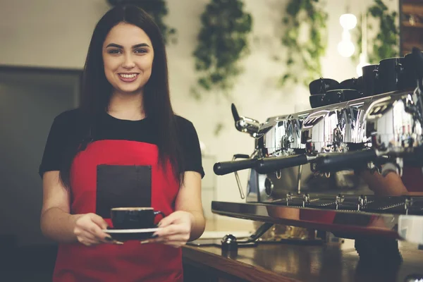 Profesional lindo barista femenino hecho americano usando máquina de café trabajando en cafetería — Foto de Stock