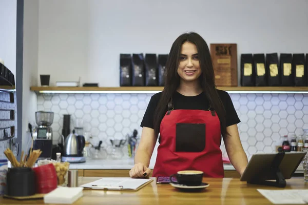 Чарівна офіціантка відчуває захоплююче задоволення від робочого дня в кав'ярні за допомогою гаджетів — стокове фото