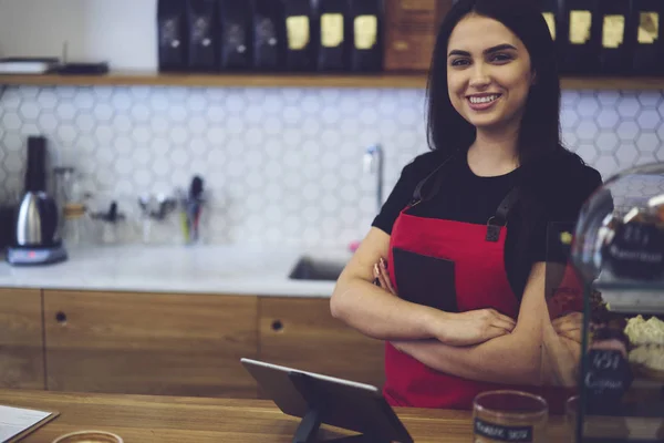 Camarera de buen humor saludando a los clientes con una sonrisa agradable que ofrece bebidas de café — Foto de Stock