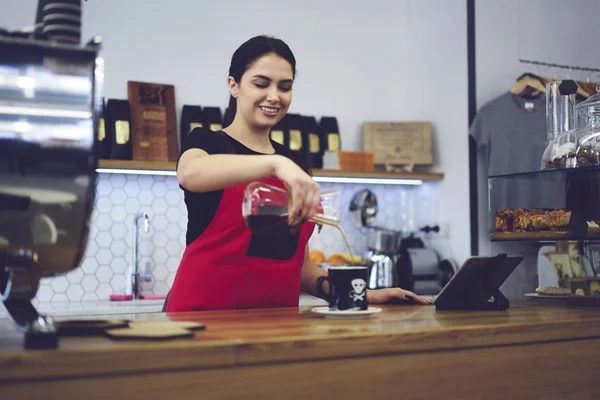 Уверенная улыбающаяся кофеварка наслаждается рабочим процессом — стоковое фото