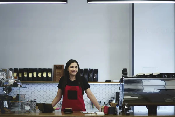 Kadın barista müşteriler çalışma günü için hazır bekliyor. Kopya alanı için logo — Stok fotoğraf