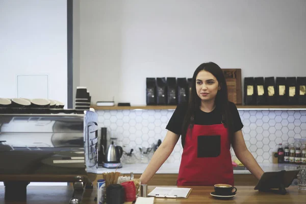 Attraktive Barista wartet im Coffeeshop auf Rechnung des Kunden — Stockfoto
