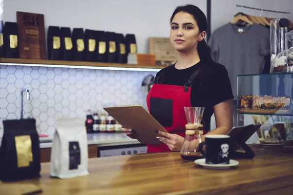 Deneyimli kadın barista kahve dükkanı revizyonunda hazırlama — Stok fotoğraf
