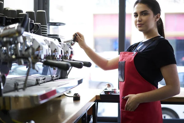 Portret van charmante serveerster staande op de werkplek klaar om te doen genieten van haar baan te bestellen — Stockfoto