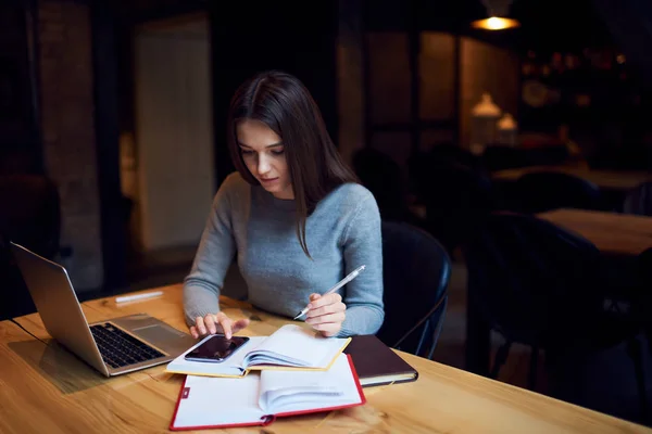 Coworker connettersi al wireless per chattare con gli amici in rete — Foto Stock