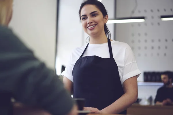 Mooie jonge vrolijke vrouwelijke barista klaar om te bestellen — Stockfoto