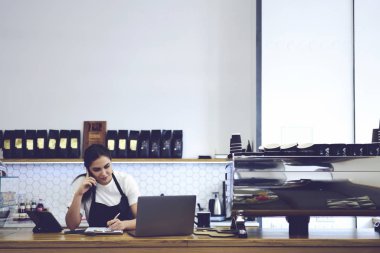 Kopya boşluk duvar karşı duran kadın kahve dükkanı kasiyer