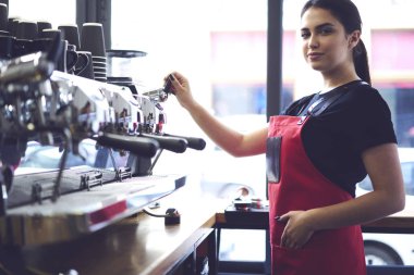 Profesyonel Restoran sunucu espresso ekipman yakınındaki kamera için poz