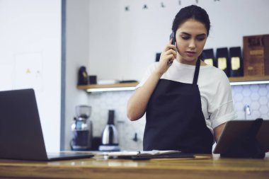 Modern dizüstü bilgisayar ve dijital tablet ile ayakta, bar Muhasebe Finans yapma kadın kahve dükkanı sahibi