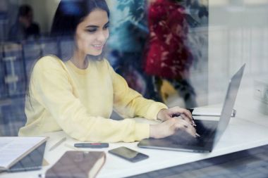 Hippi kız serbest meslek fikirleri internet arama için ücretsiz kablosuz bağlantı kullanarak
