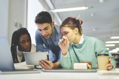 Genç grup office birlikte çalışma arkadaşları duscussing fikirler coworking