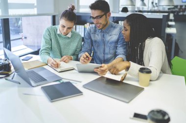 Çeşitlilik grup yetenekli gazetecilerin office coworking içinde resmi olmayan toplantı sırasında fikir paylaşımı