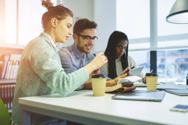 Yetenekli arkadaşları iş zevk samimi bir atmosferde kırmak