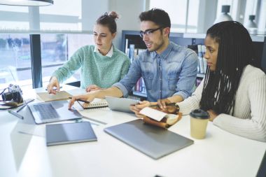 Office öncesi coworking çalışan yetenekli genç gazeteci mürettebatı