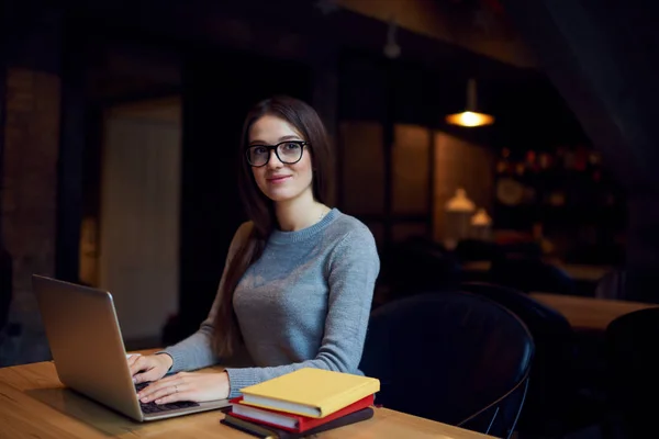 Unga kaukasiska kvinnlig student använder laptop student — Stockfoto
