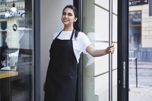 Vrouw ondernemer barista staande bij de ingang van het restaurant — Stockfoto